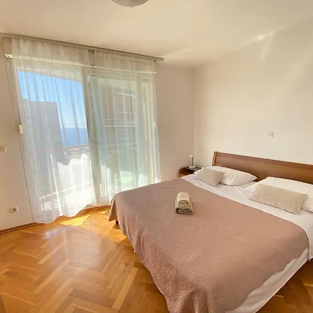 Loni Apartman *