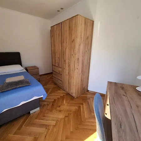 Loni Apartment *